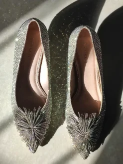 Cauti un Pantof Deosebit cu Toc Modern? Vezi Colectia Mangata Pantofi Menbur Aurii Toc Mic Comod Cristale, Livrare Rapida