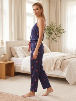 Descoperă setul de pijama Aria MANGATA din satin albastru cu imprimeu de căpșuni. 7 piese feminine, ideale pentru relaxare sau cadou.