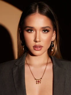 Cauti o Pereche de Cercei Deosebiti cu Cristale? Descopera Colectia Mangata Jewelry Cercei Aurii Statement cu Cristale Mari Negre MANGATA