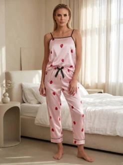 Descoperă setul de pijama damă din satin roz cu imprimeu de căpșuni, 7 piese. Un design feminin și delicat pentru momentele de relaxare.