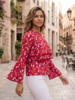 Descoperă bluza de damă florală cu volane și mâneci evazate. Un model feminin și modern, ideal pentru ținute casual, de vară și holiday. MANGATA