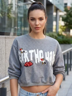 Bluzon de damă gri cu paiete și mânecă lungă. Un model fashion și versatil, ideal pentru ținute casual, elegante și urbane. Descoperă-l la MANGATA.