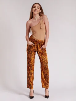 Cauti un Pantalon cu Imprimeu Sarpe? Descopera si Comanda pe Mangata.ro | Pantaloni de Dama Lungi SNAKE Colectia Animal Print MANGATA