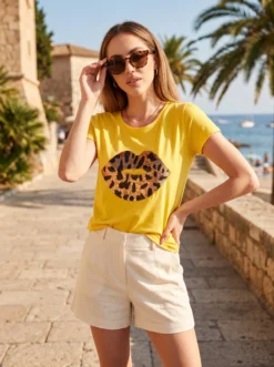 Cauti un Tricou de Primavara Vara Modern? Descopera si Comanda Online Tricou de Dama Leopard Lips Galben Casual MANGATA, Livrare Rapida