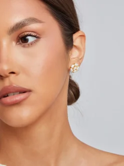 Cauti o Perece de Cercei Deosebiti cu Perle? Descopera Colectia Mangata Jewelry Cercei Eleganti Rotunzi cu Perle Placati cu Aur
