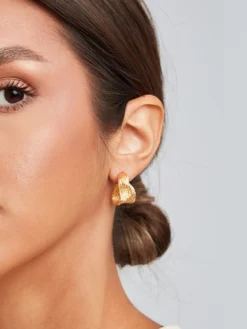 Cauti o Pereche de Cercei Deosebiti Aurii? Descopera Colectia Mangata Jewelry Cercei Moderni Casual Eleganti Placati cu Aur 18K