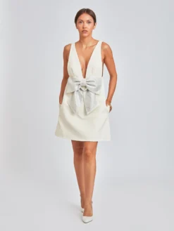 Cauti o Rochie de Seara deosebita care sa te puna in valoare? Comanda Online Rochie Midi Eleganta Ivory Funda Cristale Decolteu MANGATA, Livrare Rapidă