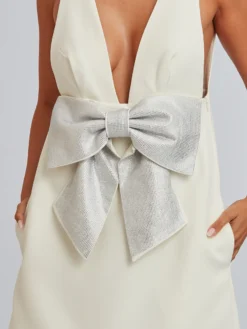 Cauti o Rochie de Seara deosebita care sa te puna in valoare? Comanda Online Rochie Midi Eleganta Ivory Funda Cristale Decolteu MANGATA, Livrare Rapidă
