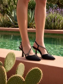 Cauti Sandale de Ocazie Deosebite? Descopera Online Colectia Menbur Sandale Menbur Negre Satin Elegante de Seara Cristale Livrare Rapida