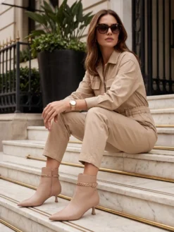 Cauti Botine in Trend Deosebite? Descopera Online Colectia Mangata Botine Menbur Nude Toc Mic Comode Lant Marala MANGATA, Livrare Rapidă