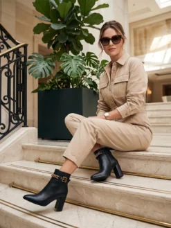 Cauti Botine in Trend Deosebite? Descopera Online Colectia Mangata Botine Menbur Negre Casual Elegante Toc Gros Sohan MANGATA, Livrare Rapidă