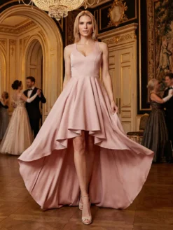 Strălucește într-o rochie lungă din tafta roz, cu un design spectaculos și spate gol. Ideală pentru nașe, domnișoare de onoare sau gale. Croială premium