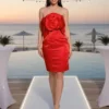 Impresionează prin rafinament! Rochie midi roșie, decorată cu o floare statement. Croială feminină, ideală pentru nuntă, botez sau cununie. Livrare rapidă!