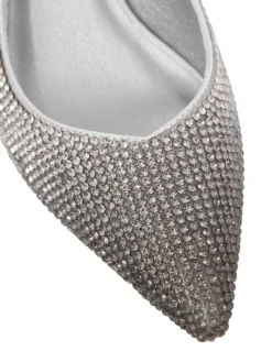 Descoperă noile sandale Menbur! Model slingback argintiu cu degrade de cristale și toc kitten comod. Eleganță spaniolă pentru evenimente speciale.