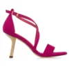 Adaugă o pată de culoare ținutei tale cu sandalele fucsia Menbur SS. Design elegant cu toc auriu metalizat și barete fine. Perfecte pentru ocazii speciale.