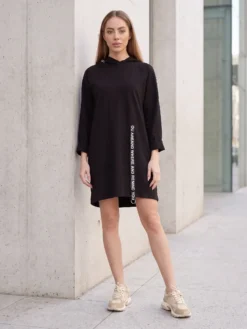 Descoperă rochia midi neagră casual cu glugă de la Mangata. Design modern, material confortabil și croi versatil, ideală pentru ținute urbane de zi.