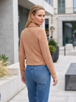 Geacă de damă nude, scurtă, în stil biker. Design modern și versatil, ușor de asortat cu jeans, pantaloni sau rochii. Descoperă MANGATA.