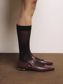 Balerini damă Gioseppo bordo din piele naturală, cu vârf ascuțit, cataramă decorativă, toc metalizat de 1,5 cm și branț căptușit. Descoperă pe MANGATA.