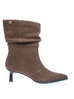 Descoperă botinele TOP3 taupe din piele naturală întoarsă, cu toc de 5 cm și fermoar interior auriu. Elegante și ușor de asortat. Livrare Rapida