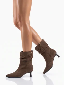 Descoperă botinele TOP3 taupe din piele naturală întoarsă, cu toc de 5 cm și fermoar interior auriu. Elegante și ușor de asortat. Livrare Rapida