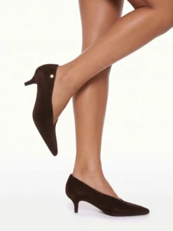 Descoperă pantofii TOP3 maro ciocolată din piele naturală întoarsă, cu toc elegant de 4,5 cm. Un model feminin, rafinat și ușor de asortat.