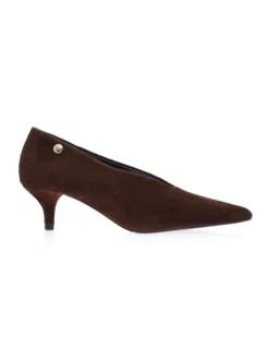 Descoperă pantofii TOP3 maro ciocolată din piele naturală întoarsă, cu toc elegant de 4,5 cm. Un model feminin, rafinat și ușor de asortat.
