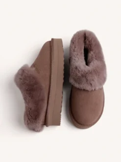 Descoperă saboții Gioseppo taupe din piele întoarsă, cu blană sintetică, interior căptușit și platformă de 4,7 cm. Disponibili pe MANGATA.ro.